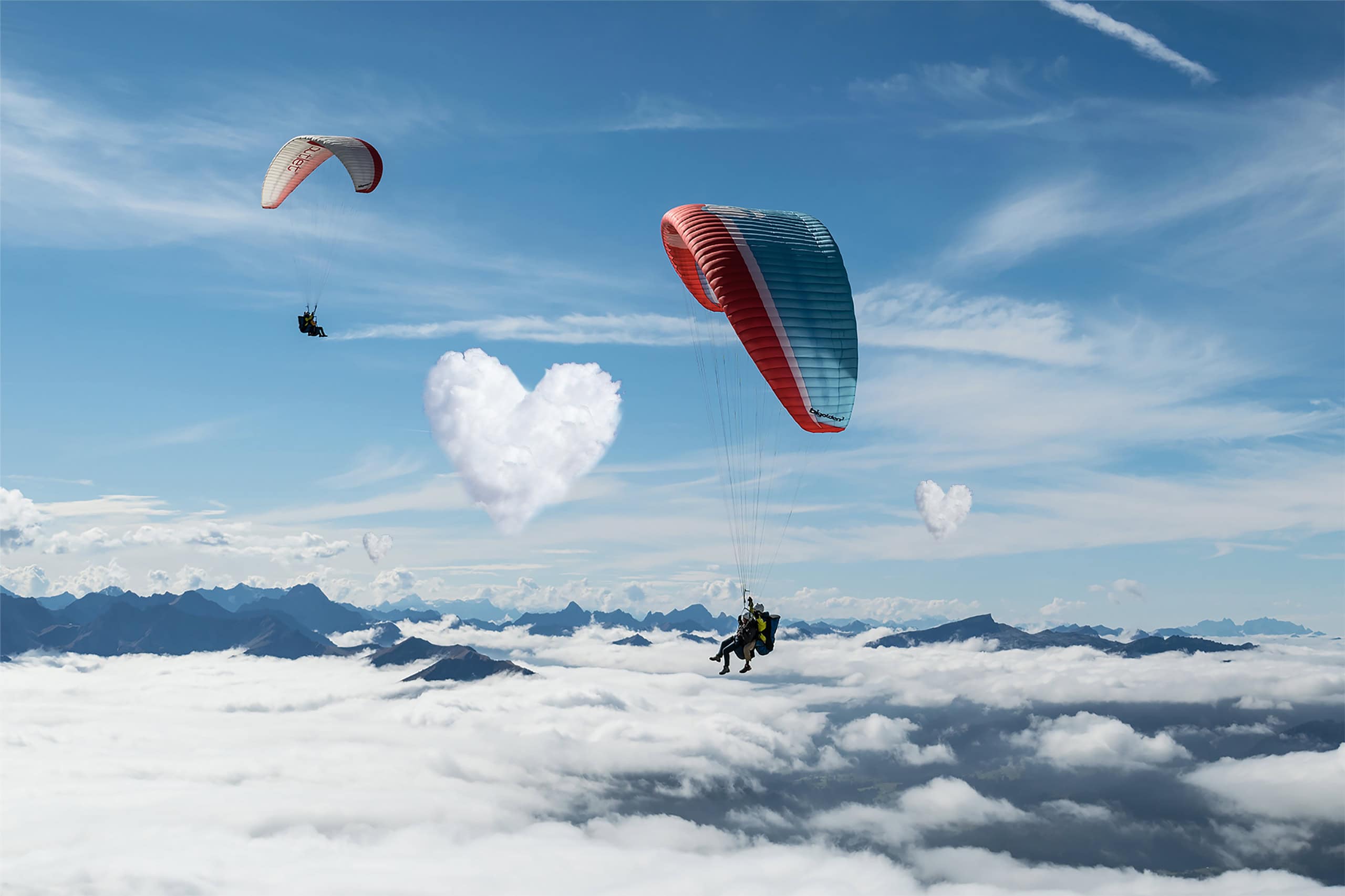 Zwei Tandem Paragleiter über den Wolken auf Wolke 7. Heiratsantrag