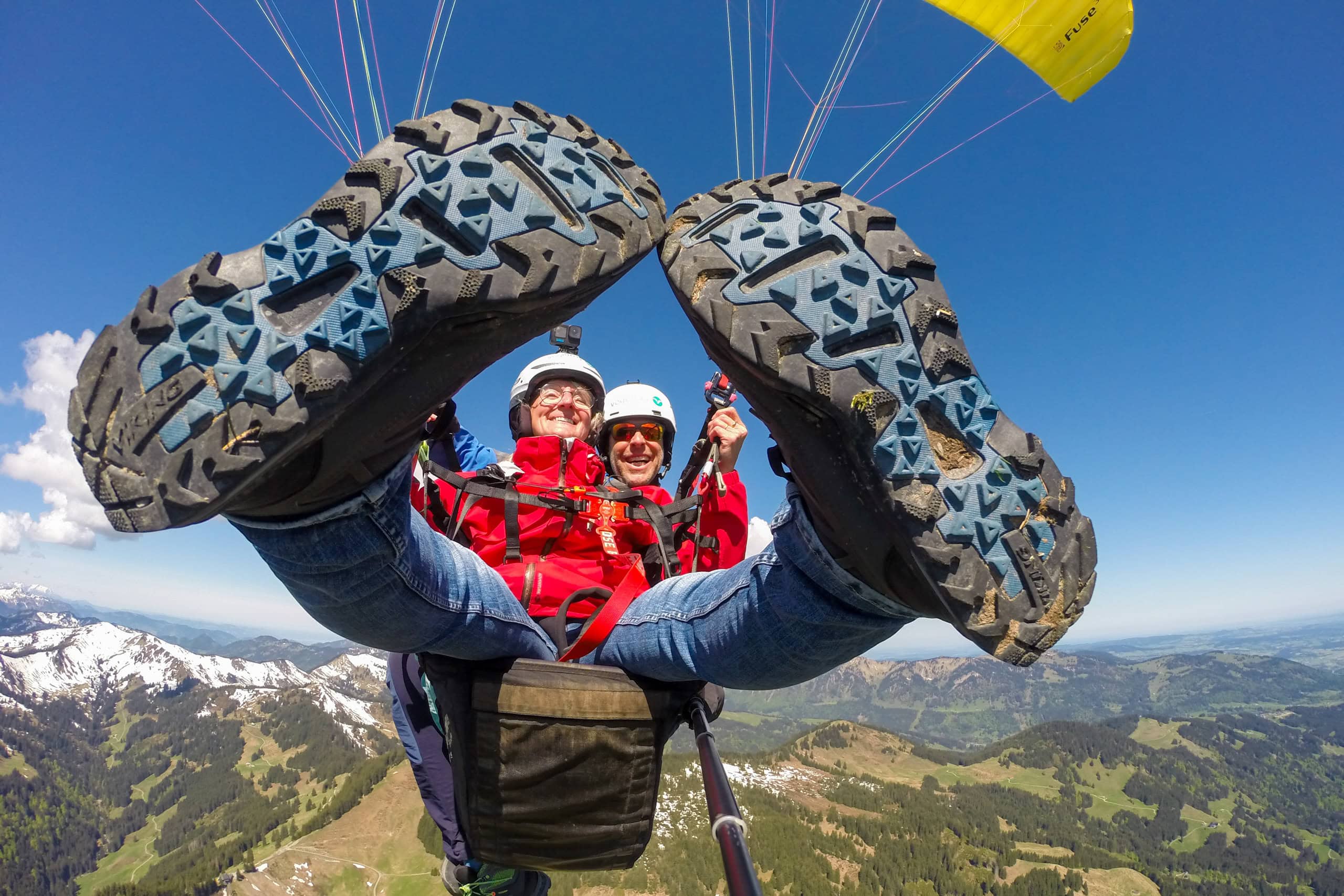 Tandem Paragliding Flug mit Blick auf Nagelfluhkette und Hörnerkette