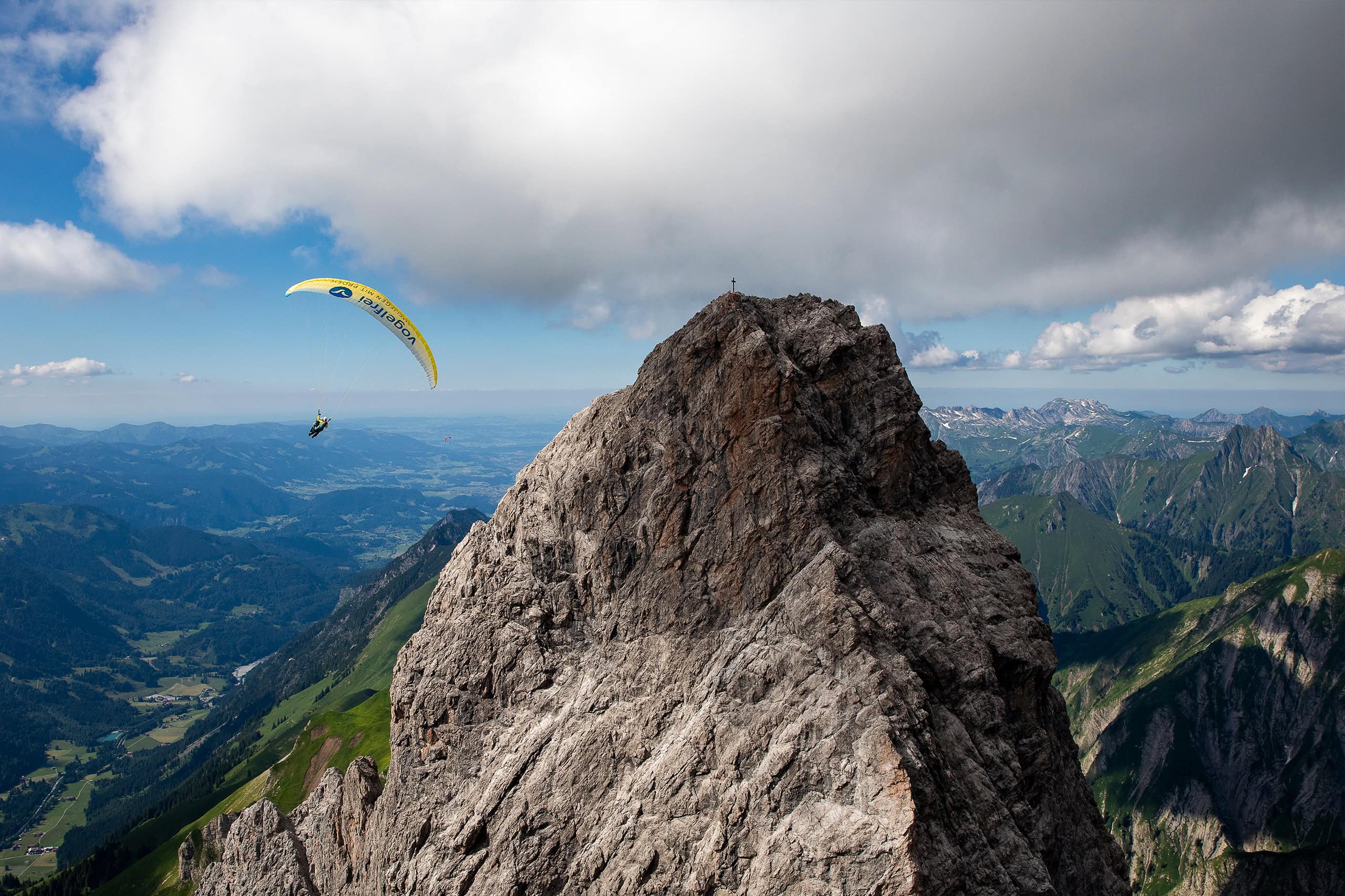 Tandem Paragleiter mit Trettachgipfel beim Bergweltflug