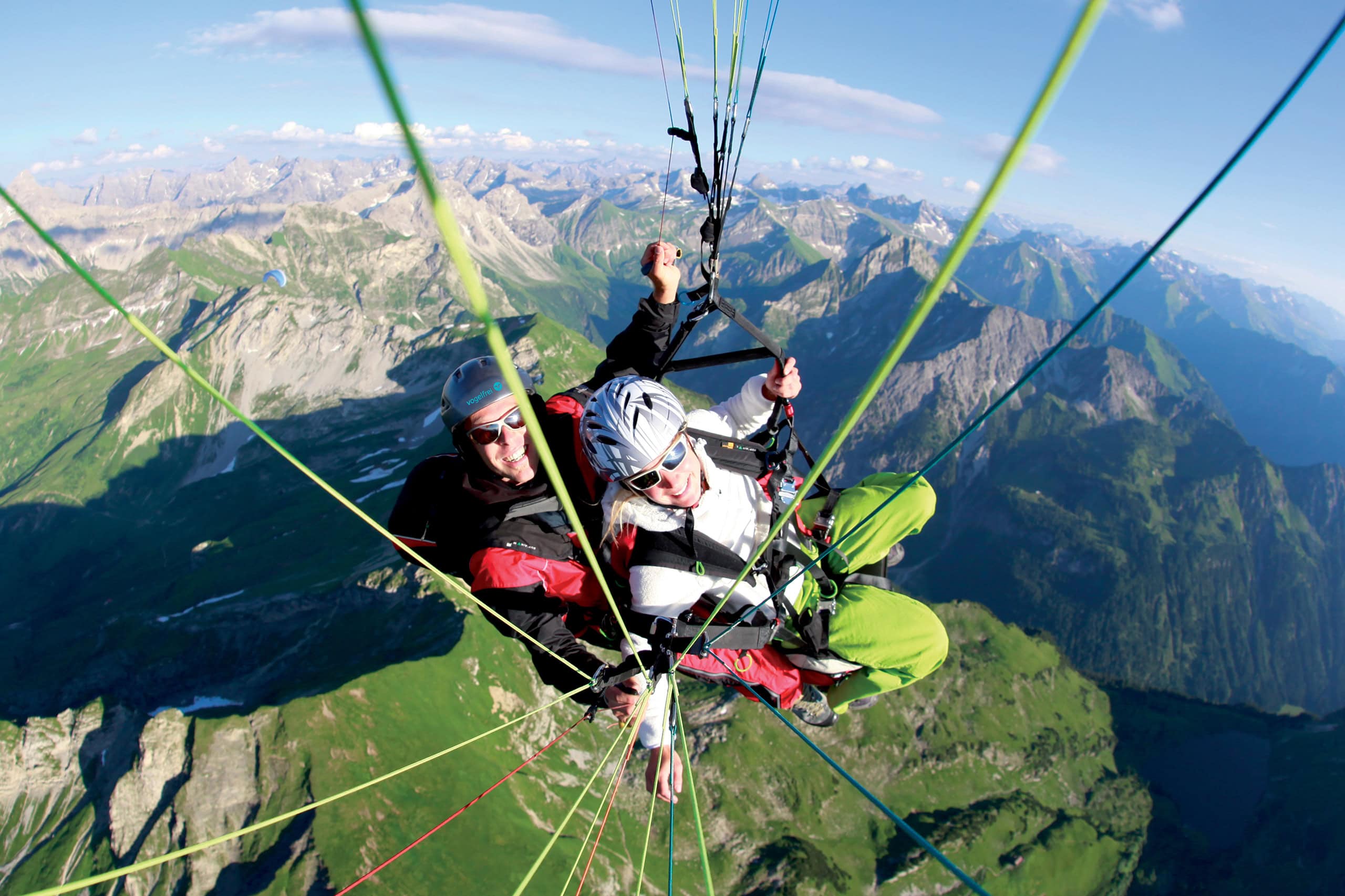 Tandemgleitschirm Pilot und Passagier über Oberstdorfer Gipfeln